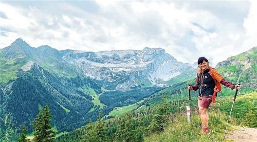 Auf Wanderungen wie dem Gauertaler AlpkulTour-Weg trifft man gut gelaunte Einheimische wie Imelda. Fotos Franziska Horn