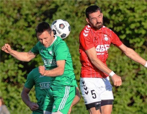 Augen zu und durch: Duell zwischen Kays Tobias Wolferstetter (links) und Engelsbergs Florjan Deliu.Foto mb.presse