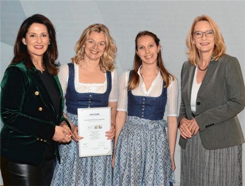 Aus den Händen von Ministerin Michaela Kaniber (links) und Bayern-Tourismus-Geschäftsführerin Barbara Radomski (rechts) erhielt die Gemeinde Oberaudorf, vertreten durch Tourist-Info-Leiterin Martina Schweinsteiger (Zweite von links) und ihre Kollegin Viktoria Friedl, die Urkunde „Reisen für Alle“.Foto Bayern Tourismus Marketing/Irmi Gessner