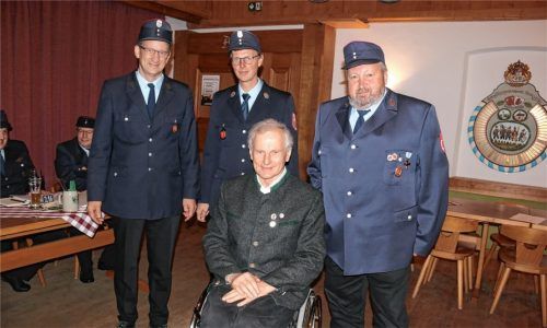 Auszeichnung für 50 Jahre Mitgliedschaft: (von links) Vorsitzender Anton Schneebichler und Kommandant Andreas Heibl mit den Geehrten Sepp Estner und Johann Fritz.Foto Schwitteck