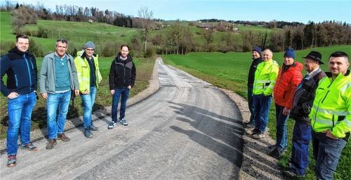 Axel Brück (Projektleiter ALE Oberbayern), Christian Bolm (Bauoberleitung), Stephan Heindl (Baufirma Heindl), Erster Bürgermeister Christoph Vodermaier, Richard Mühlbauer (Örtlicher Beauftragter), Thomas Wollschlager (Baufirma), Dritter Bürgermeister Dominikus Summerer, Franz Mühlbauer (Anlieger) und Paul Prassberger (Baufirma Heindl) am neuen Spurbahnweg. Foto  ALE Oberbayern