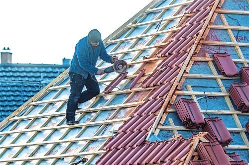Bau und Dämmung eines Steildachs bedürfen handwerklicher Sorgfalt. Sonst drohen schwere Schäden. Foto IMAGO/Arnulf Hettrich