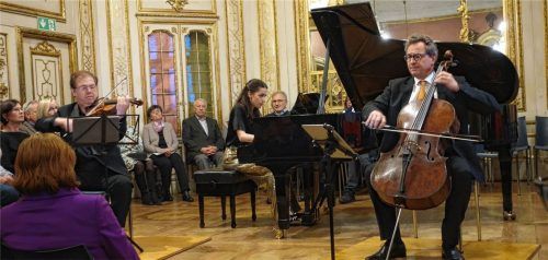 Bearbeitungen von Volksliedern spielten (von links) Violinist Cihat Askin, Pianistin Saskia Giorgini und Cellist Alexander Hülshoff. Foto füchtner