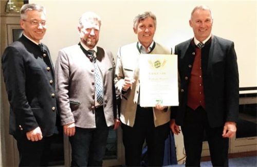 Bei der Auszeichnung des ehemaligen Schulleiters: (von links) Landrat Otto Lederer, Robert Grimm, Wolfgang Hampel und Josef Grandl. Foto Hötzelsperger