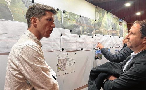 Bei der Brenner-Sprechstunde stellte Riederings Bürgermeister Christoph Vodermaier (rechts) im Gespräch mit Manuel Gotthalmseder, Teilbereichsleiter der Deutschen Bahn für den Streckenabschnitt in Riedering, seine Fragen. Foto Huber