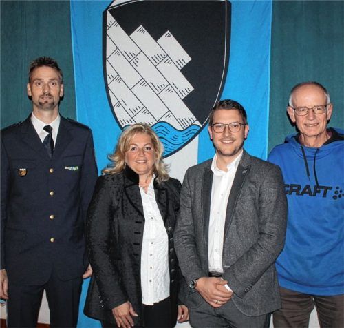 Bei der Bürgerversammlung standen Bürgermeisterin Susanne Grandauer (Mitte), der stellvertretende Dienststellenleiter der Polizeiinspektion Brannenburg, Meinrad Beilhack (links), sowie Alexander Eisner und Roland Bründl (rechts) vom Staatlichen Bauamt Rosenheim Rede und Antwort. Foto Steffenhagen