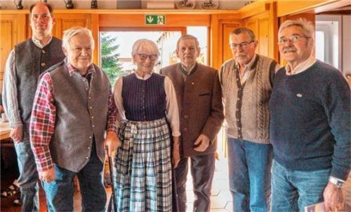 Bei der Ehrung für 20-jährige Mitgliedschaft (von links): Matthias Loider, Georg Lauterbach, Christa Bachmann, Josef Kurz-Hörterer, Klaus-Dieter Heuberger und Georg Schlaipfer. Foto  Flug