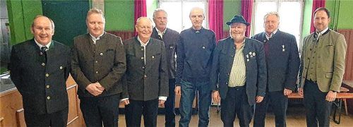 Bei der Ehrung langjähriger Mitglieder: (von links) Vorsitzender Alfons Schuster mit Georg Hamberger junior (25), Peter Weigl (60), Zweitem Vorsitzenden Josef Engelmann, Franz Holzner (40), Roman Stangl (goldenes Ehrenzeichen am Band) sowie IG-Vorsitzendem Pius Graf und Riederings Bürgermeister Christoph Vodermaier.Foto niessen