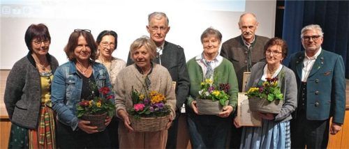 Bei der Ehrung: (von links) die stellvertretende Vorsitzende Rita Voit, die Geehrten für 25 Jahre Mitgliedschaft Karin Schwangler und Olga Moosner-Koch sowie die „40-jährigen“ Annemarie Karhausen, Johann Bauer, Maria Ortner, Johann Gehmacher und Rosa Pletschacher mit dem Vorsitzenden Peter Irlacher.Foto Krammer
