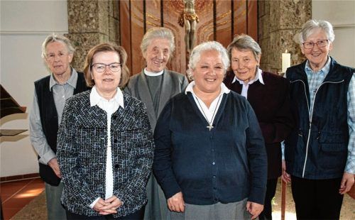 Bei der Feierstunde: (von links) Sr. Ottilie Lenz, Sr. Miriam Strunz, Sr. Martina Weiß, Sr. Grisol Iturra, Sr. Agnes König und Sr. Gabriele Zeitler.Foto re