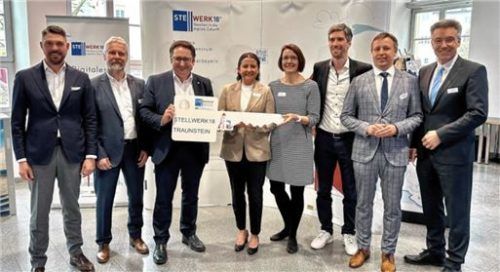Bei der offiziellen Eröffnung waren Traunsteins Landrat Siegfried Walch, Peter Schindecker, Vorsitzender des Stellwerks 18, Staatssekretär Tobias Gotthardt, Stellwerk-18-Geschäftsführerin Carla Kirmes, Professorin Stephanie Kapitzka von der TH Rosenheim, Stellwerk-18-Geschäftsführer Dr. Florian Wiesböck, Traunsteins Oberbürgermeister Dr. Christian Hümmer und Rosenheims Landrat Otto Lederer. Foto StMWi