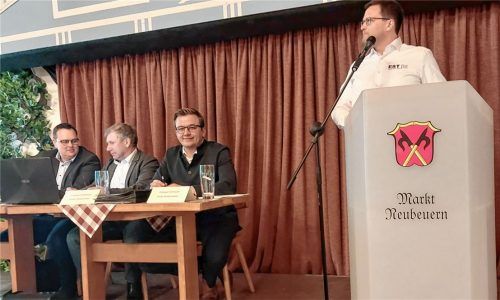Bei der Präsentation im Beurer Hof: (von links) Sebastian Henghuber von der MW Biomasse AG Irschenberg, Zweiter Bürgermeister Wolfgang Sattelberger, Bürgermeister Christoph Schneider und am Rednerpult Sebastian Panradl vom EST Ingenieurbüro. Foto riedl