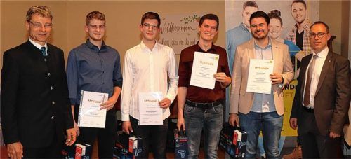 Bei der Übergabe der Gesellenbriefe (von links): Lehrlingswart Alois Ortner, Jonas Forster, Jakob Forster, Simon Hundmeier, Stefan Schramm sowie Obermeister Peter Müller. Foto Wittenzellner