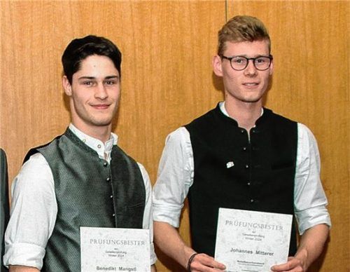 Bei der Verleihung der Gesellenbriefe glänzten als Innungsbeste bei den Feinwerkmechanikern Benedikt Mangst (links, DHF Präzisionsmechanik, Ostermünchen) und bei den Metallbauern Johannes Mitterer (Hutterer Stahl- und Metallbau, Wasserburg). Foto  Reisner