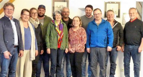 Bei einer Feierstunde wurde den Landwirten für ihr Engagement für den Kiebitzschutz gedankt: (von links) Bürgermeister Josef Niedermeier, Susanne Rahm, Veronika Hölzl, Georg Bräu, Carola Kahles, Josef Kain, Margit Böhm, Thomas Elmauer-Bierwirth, Gerhard Pröbstl, Thomas Thurnhuber, Günter Prietz.Foto margit böhm