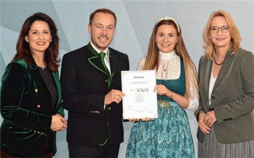 Beim Festakt in München: (von links) Tourismusministerin Michaela Kaniber, Aschaus Tourismuschef Herbert Reiter, seine Stellvertreterin Corinna Sperger und Bayern-Tourismus-Marketing-Geschäftsführerin Barbara Radomski. Foto Gessner