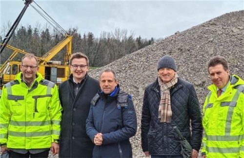 Beim Ortstermin in der Kiesgrube: (von links): Rohrdorfer Gruppe-Geschäftsführer Mike Edelmann, Bürgermeister Christoph Schneider, Umweltminister Thorsten Glauber, Zweiter Bürgermeister Wolfgang Sattelberger und Sand & Kies-Geschäftsführer Harald Schilly. Foto re