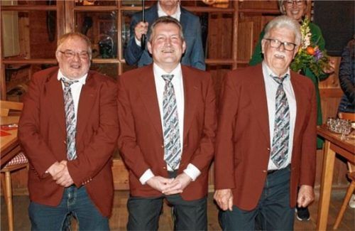 Beim Scheitlknien: (von links) Schriftführer Franz Kobler, Vorsitzender Ludwig Englbrecht und Fähnrich Georg Gebler. Foto jani