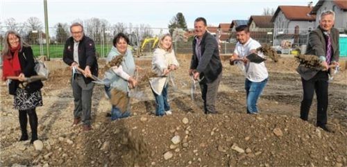 Beim Spatenstich dabei waren (von links) Pfarrverbands-Verwaltungsleiterin Katharina Rothmayr-Czerny, Kirchenpfleger Markus Zehetmaier, Michaela, Julia, Michael und Maximilian Spiel, Bürgermeister Richard Richter. Foto Baumann