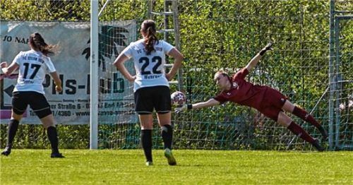 Beinahe parierte Bad Aiblings Torhüterin Franziska Kutzner den Elfmeter, doch der Schuss von Münchens Merve Kantar (Nr. 17) schlug in den Maschen ein.Foto Dirk Habermann