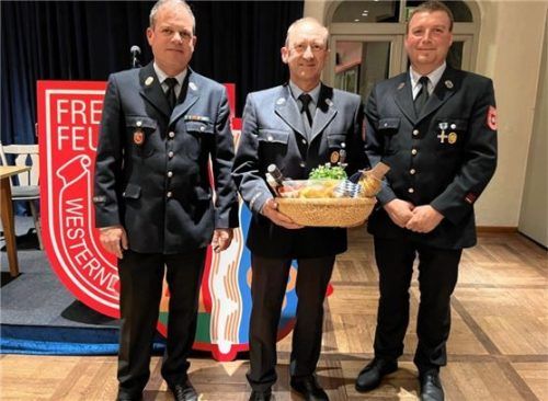 Bild von links nach rechts: Kommandant Peter Höhensteiger, Ehrenmitglied Hans-Werner Huber, Vorstand Christian EggerFoto re