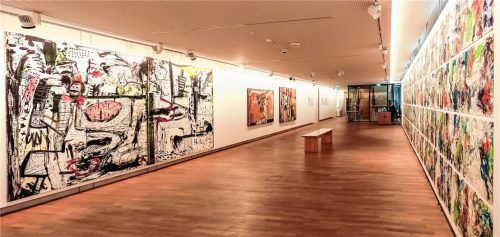 Blick in den Ausstellungsraum mit großformatigen Werken von Stefanie Hoellering (an der Seite gegenüber) und Dietmar Janz.Foto effner