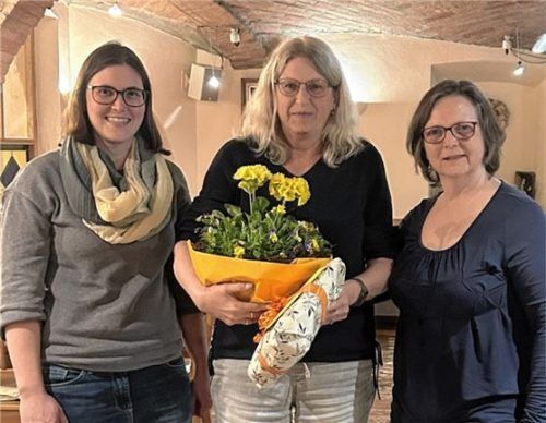 Blumen, Präsent und ein herzliches Dankeschön gab es für Sabine Schaipp (Mitte). Zweite Abteilungsleiterin Veronika Amann (links) und Abteilungsleiterin Sabine Heger verabschiedeten sie offiziell.Foto re