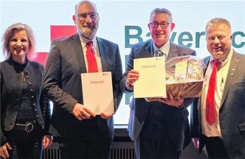 BRK-Kreisverband-Vorsitzende Daniela Ludwig (links) und BRK-Kreisgeschäftsführer Martin Schmidt (rechts) ehrten Stefan Müller (links) für 30 Jahre und Thomas Neugebauer für 35 Jahre.Foto  brk