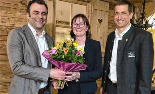 Bürgermeister Alois Loferer (links) und Kurdirektor Peter Helfmeyer danken Hannelore Schauer für ihr Engagement für das Bad Endorfer Ferienprogramm.Foto Ammelburger