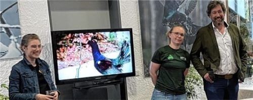 Bürgermeister Dr. Matthias Bernhardt (rechts) eröffnet gemeinsam mit Katharina Amelung (Mitte), der Gebietsbetreuerin des Rosenheimer Alpenraums, und Anna Rieser (links) von der Tourist-Info Oberaudorf die Ausstellung „Raue Zeiten für wilde Hühner“.Foto Steffenhagen