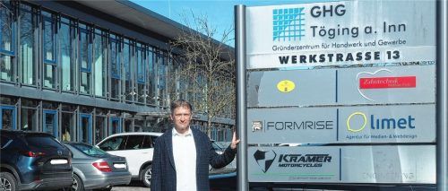Bürgermeister Dr. Tobias Windhorst vor dem GHG-Gebäude in Töging. Foto bartschies