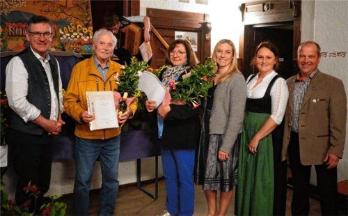 Bürgermeister Georg Huber (von links) freute sich mit den Geehrten: Dr. Georg Stuffer, Marianne Mangst, Jugendbeauftragte Caro Lagler, Schriftführerin Irmi Wallner und Vorsitzender Simon Mayer, seit 25 Jahren im Amt. Foto Deindl