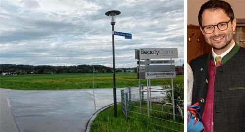 Bürgermeister Johannes Zistl beriet mit seinem Bauausschuss über die geplante Flüchtlingsunterkunft auf dem abgebildeten Grundstück in Westerham.Foto Weinzierl/Dandl