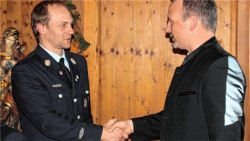 Bürgermeister Max Singer (rechts) gratuliert dem wiedergewählten Kommandanten der Feuerwehr Litzldorf, Matthias Höfer, für weitere sechs Jahre Amtszeit.Foto Strim