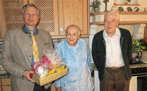 Bürgermeister Richard Richter gratulierte Irene und Leonhard Halmanseger zur diamantenen Hochzeit.Foto Baumann