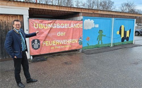 Bürgermeister Stephan Schlier zeigt auf den Garagentrakt, den die Bad Aiblinger Feuerwehr nicht mehr benötigt. Er wird abgebaut und steht künftig der Willinger Feuerwehr zur Verfügung.Foto Hadersbeck