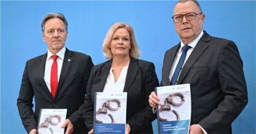 Bundesinnenministerin Nancy Faeser (SPD), Michael Stübgen (rechts), Vorsitzender der Innenministerkonferenz, und Holger Münch, Präsident des Bundeskriminalamtes, präsentieren die Polizeiliche Kriminalstatistik 2023. Foto dpa