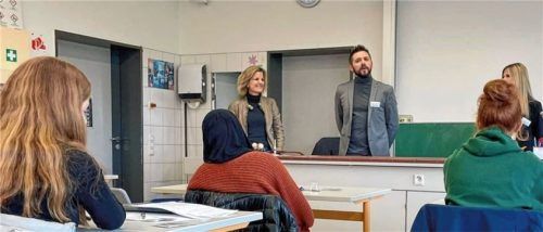 Bundestagsabgeordnete Daniela Ludwig (links) mit Mathias Neuwert und Tamara Geiß in der 8. Klasse der Städtischen Mädchenrealschule. re