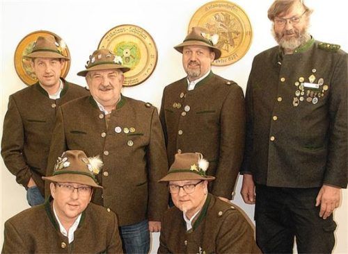 Christian Hangl, Sepp Mayer, Andreas Ober und der Böllerreferent Sebastian T. Hering (hintere Reihe, von links) und (vorne von links) Christoph Klinger und Martin Soller). Foto unterforsthuber