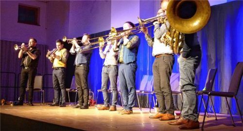„Da Blechhauf´n“ auf der Bühne der Kulturmühle Bruckmühl.Foto ahrens
