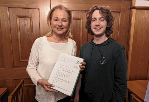 Dank der Unterstützung des Vereins „Kolbermoorer helfen“, mit Vorsitzender Gabi Böning und stellvertretendem Vorsitzenden Peter Schiffmann, dürfen einige Kinder fast kostenlos am Zeltlager Kohlstatt teilnehmen. Foto re