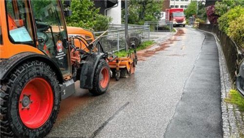 Dank des schnellen Einsatzes der Feuerwehren Flintsbach und Fischbach sowie des Bauhofs konnte das Eindringen von Öl in den Maigraben verhindert werden.Foto Steffenhagen