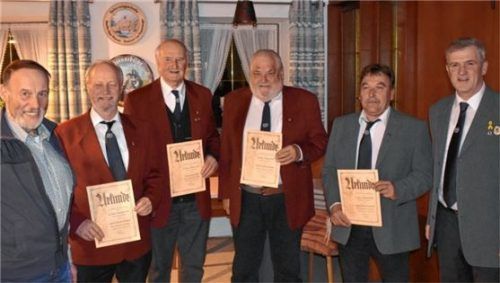 Dank für Mitgliedschaft: (von links) Bürgermeister Sebastian Winkler, Werner Pettinger, Georg Koller, Josef Hierlwimmer, Christian Krenn und Vorsitzender Alfred Huber. Foto huber