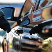 Unbekannter füllt Tank mit Dreck und Diesel