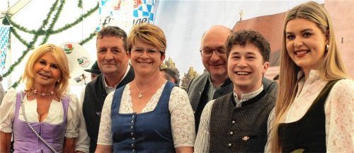 Das Festwirtepaar Anian und Yvonne Kurz (Zweiter und Dritte von links) zusammen mit der Flötzinger-Bräu-Familie Steegmüller bei der Eröffnung des Volksfestes Pang 2024. Foto Franz Knarr