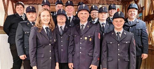 Das frisch gewählte Vorstandsteam: (hintere Reihe, von links) Beisitzerin Corinna Unger, Zweiter Kommandant Sebastian Weber jun., Beisitzer Kilian Wörndl, Dritter Kommandant Manfred Haider, Beisitzer Peter Pawollek, Kommandant Hans-Jürgen Oeckel und Beisitzer Thomas Blank sowie (mittlere Reihe, von links) Fähnrich Cornelius Schwarz, Schriftführer Sebastian Henche, Kassier Michael Poschner und Beisitzer Josef Unterhauser jun. sowie (vordere Reihe, von links) Vorsitzende Lisa Weber, Zweiter Vorsitzender Benjamin Riedl und Beisitzer Kilian Janson. Foto  Feuerwehr Eggstätt