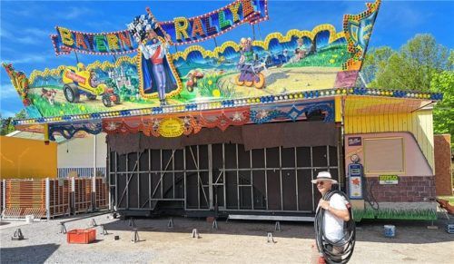 Das Großkarolinenfelder Frühlingsfest beginnt am kommenden Freitag, 3. Mai. Da legt Schausteller Maximilian Fahrenschon – nicht zu verwechseln mit seinem gleichnamigen Neffen, dem Festwirt – selbst Hand beim Aufbau des Fahrgeschäftes an. Foto Hadersbeck