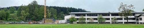 Das neue Schulzentrum für Grund- und Mittelschule, Hort und Ganztagsangebote entsteht an der Hans-Kögl-Straße direkt an der Sportanlage. Im ersten Bauabschnitt wird derzeit die Mittelschule errichtet. Im Juli wird Richtfest gefeiert. Foto Böck / Marktgemeinde Bad Endorf