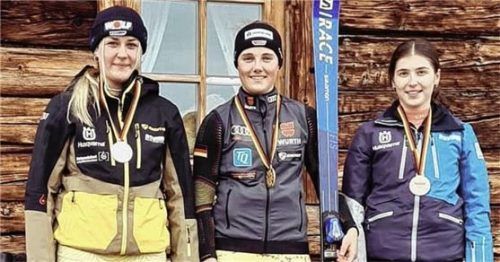 Das Siegerpodest bei den Juniorinnen mit Gewinnerin Mattli Fersch (Mitte), Pauline Löw und Carolin Rettenwender (rechts). Foto re