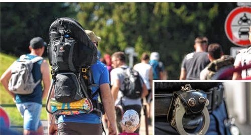 Das sommerliche Wetter am vergangenen Wochenende lockte viele Wanderer in die Region. In Unterwössen behinderten parkende Autos von Ausflüglern ein Feuerwehrauto im Einsatz. Die Polizei musste eingreifen (Symbolbilder). Fotos dpa